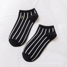 Nuevo bordado de algodón calcetines para mujeres rayas verticales moda calcetines de tubo cortos cliente al por mayor
